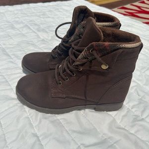 Women’s brown boots with plaid